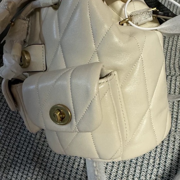 Elegant Cream Quilted Women's Bag - Picture 2 of 2